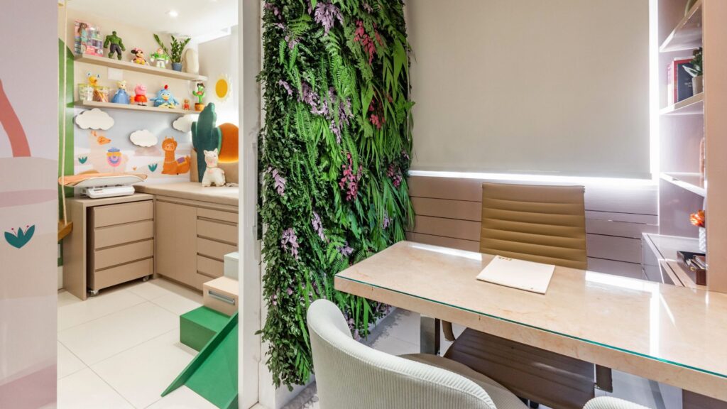 Sala de atendimento, com parede de plantas