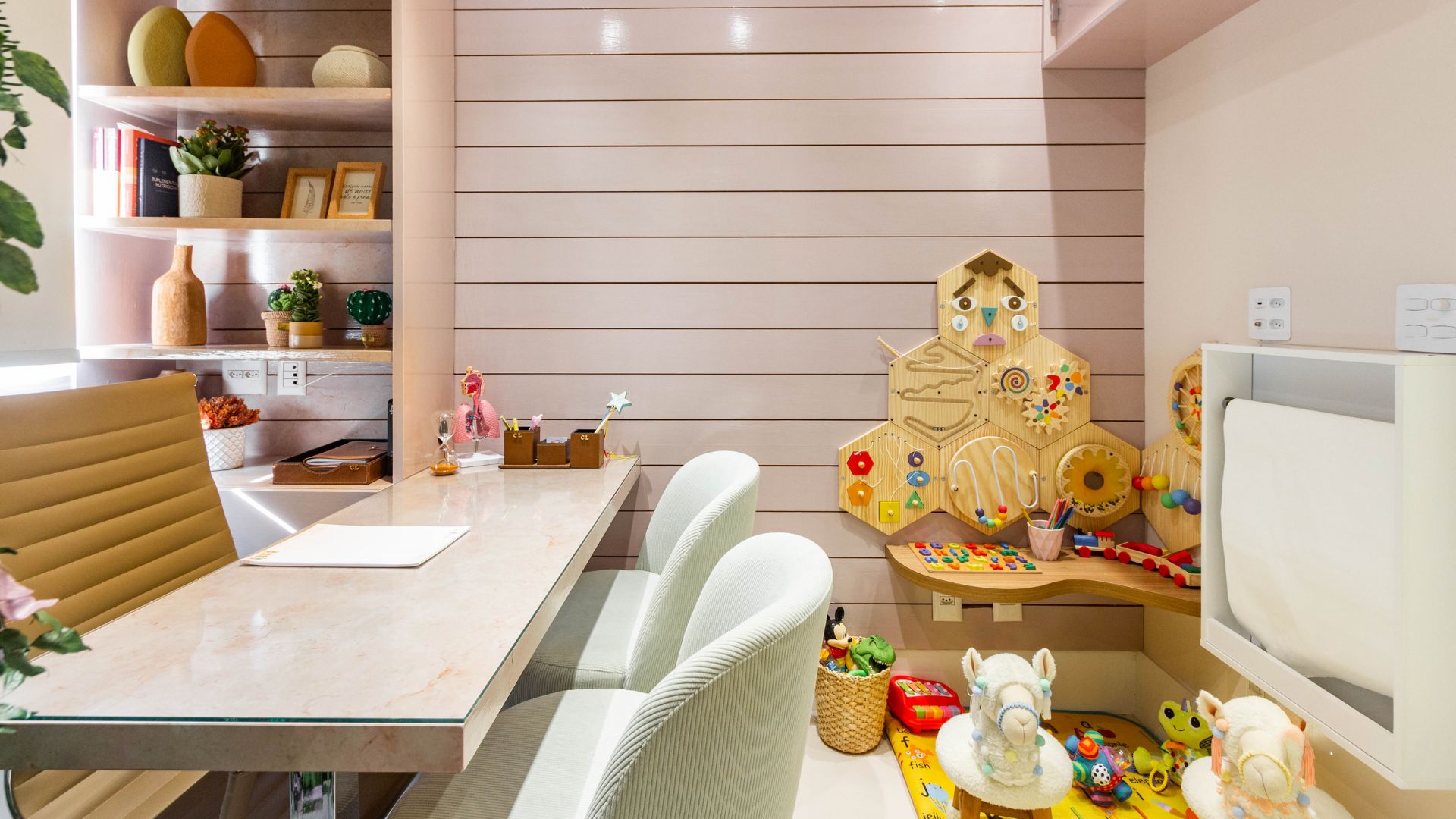 Consultório infantil, com brinquedos e mesa de atendimento