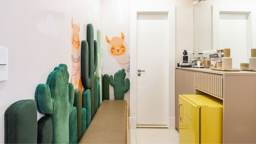 Corredor do consultório, decorado com cactos