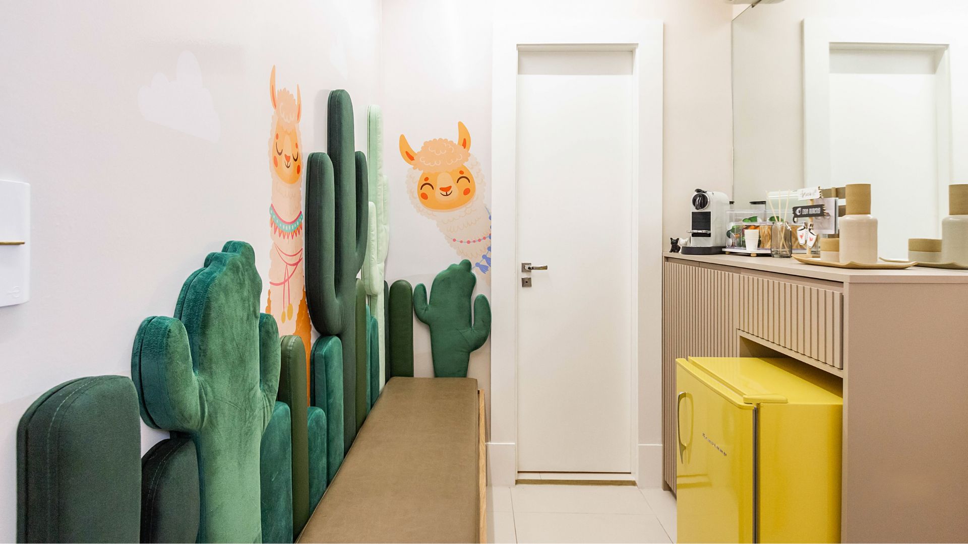 Corredor do consultório, decorado com cactos