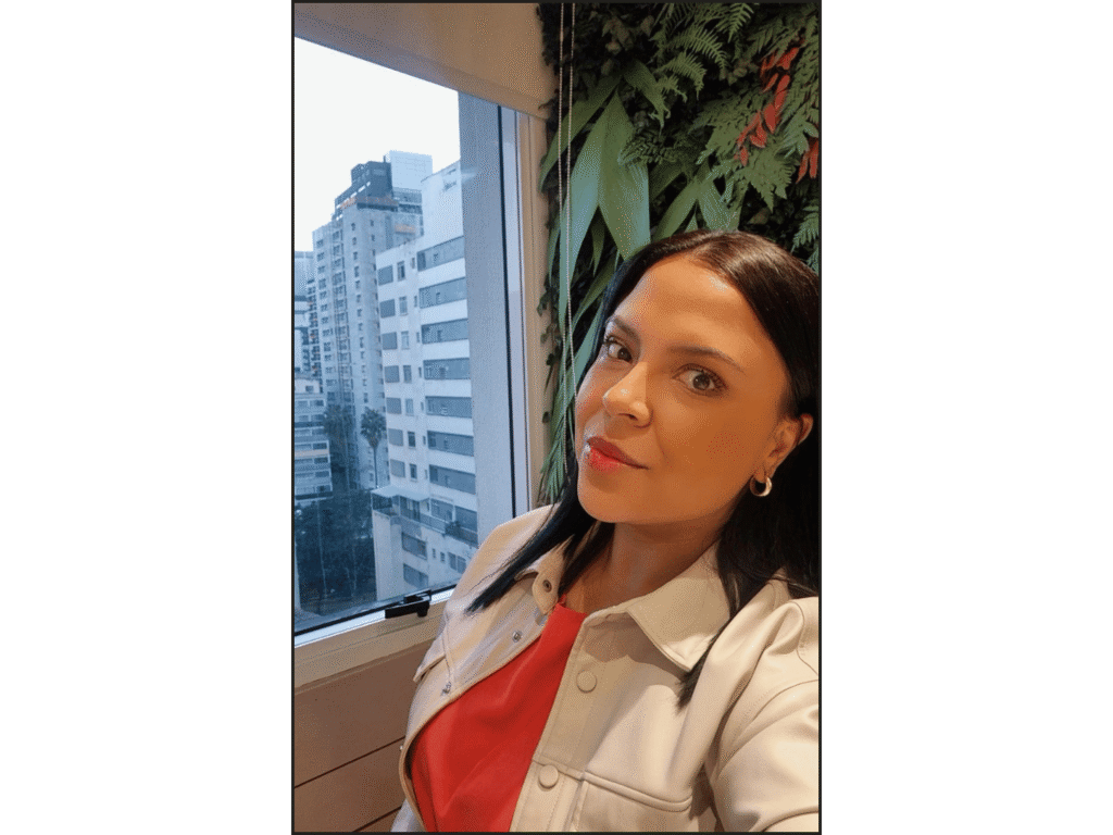 Dra. Camila Lacerda no consultório, em São Paulo